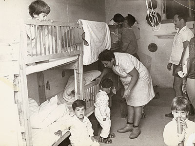 תמונה ישנה בשחור-לבן. ילדי הקיבוץ במיטות קומותיים