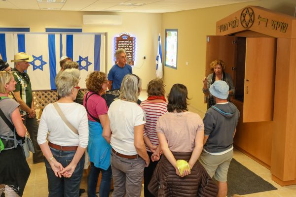 סיור תיירים בבית הכנסת בקיבוץ